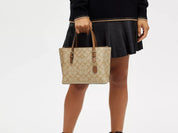 Coach Mollie Tote 25 en Lona Signature Beige con Detalles en Cuero Marrón