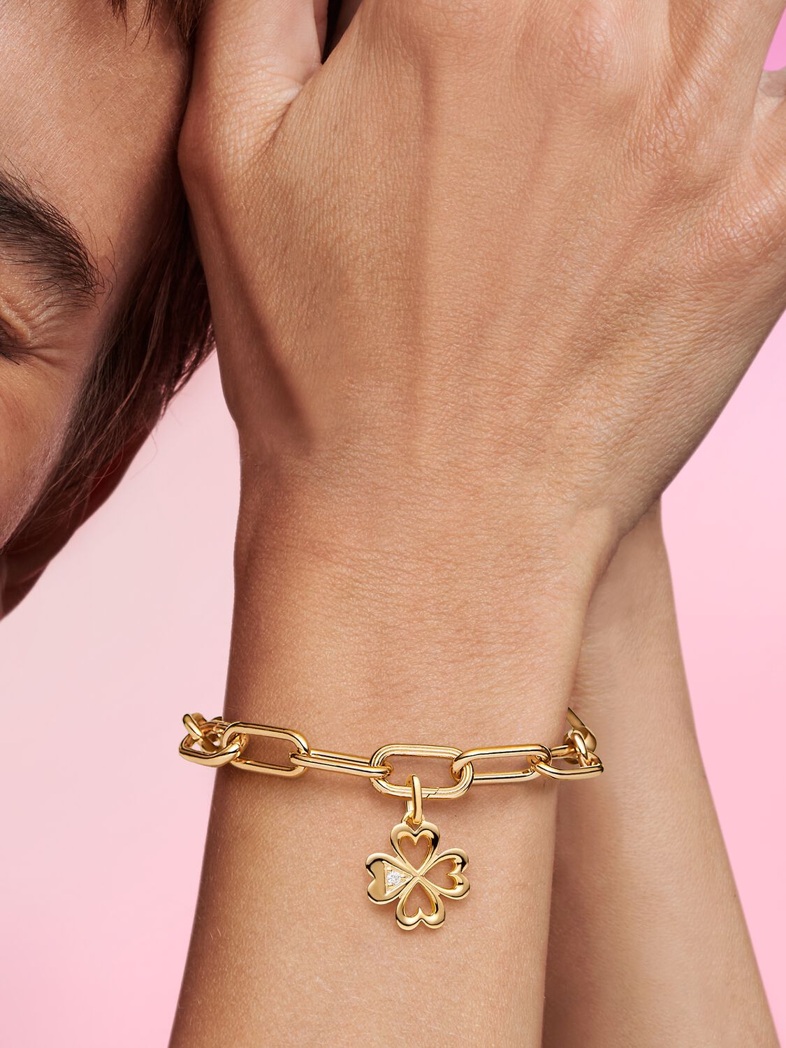 Medallón Dorado Trébol de Cuatro Hojas Corazón de Pandora ME