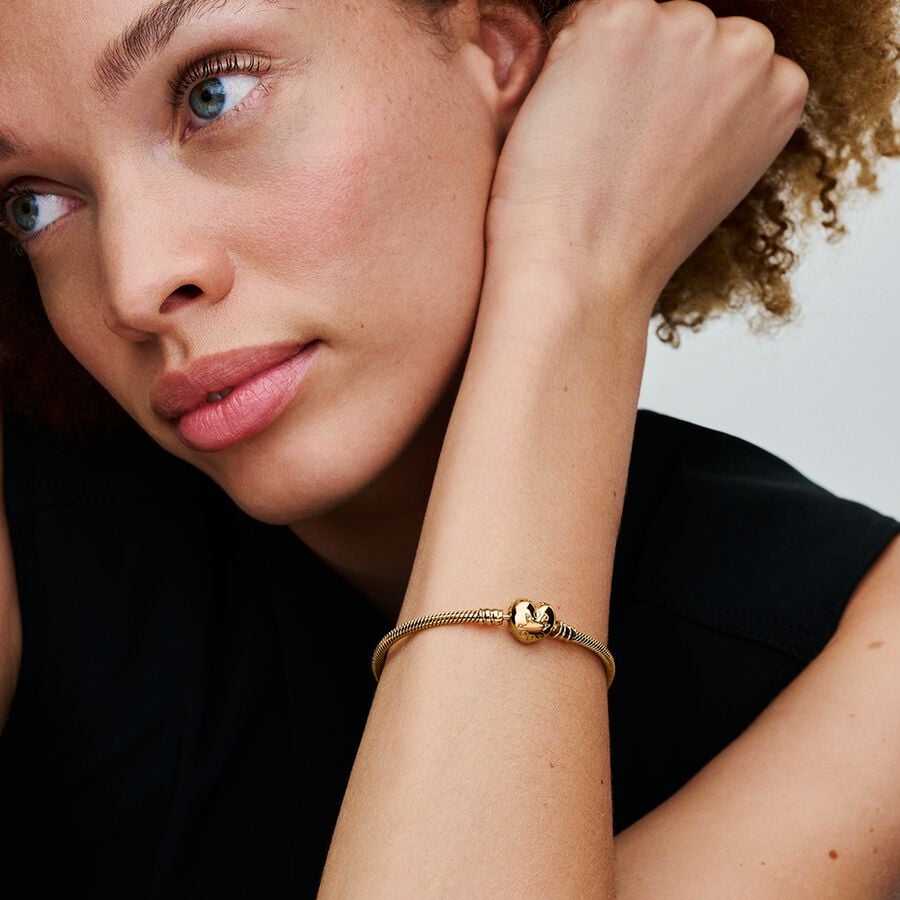 Pulsera Clásica con cierre de Corazon Dorada