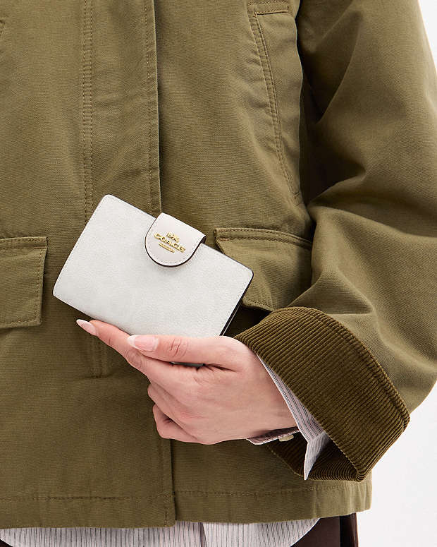 Coach Mila Small Flap Wallet – Signature Canvas  Blanca