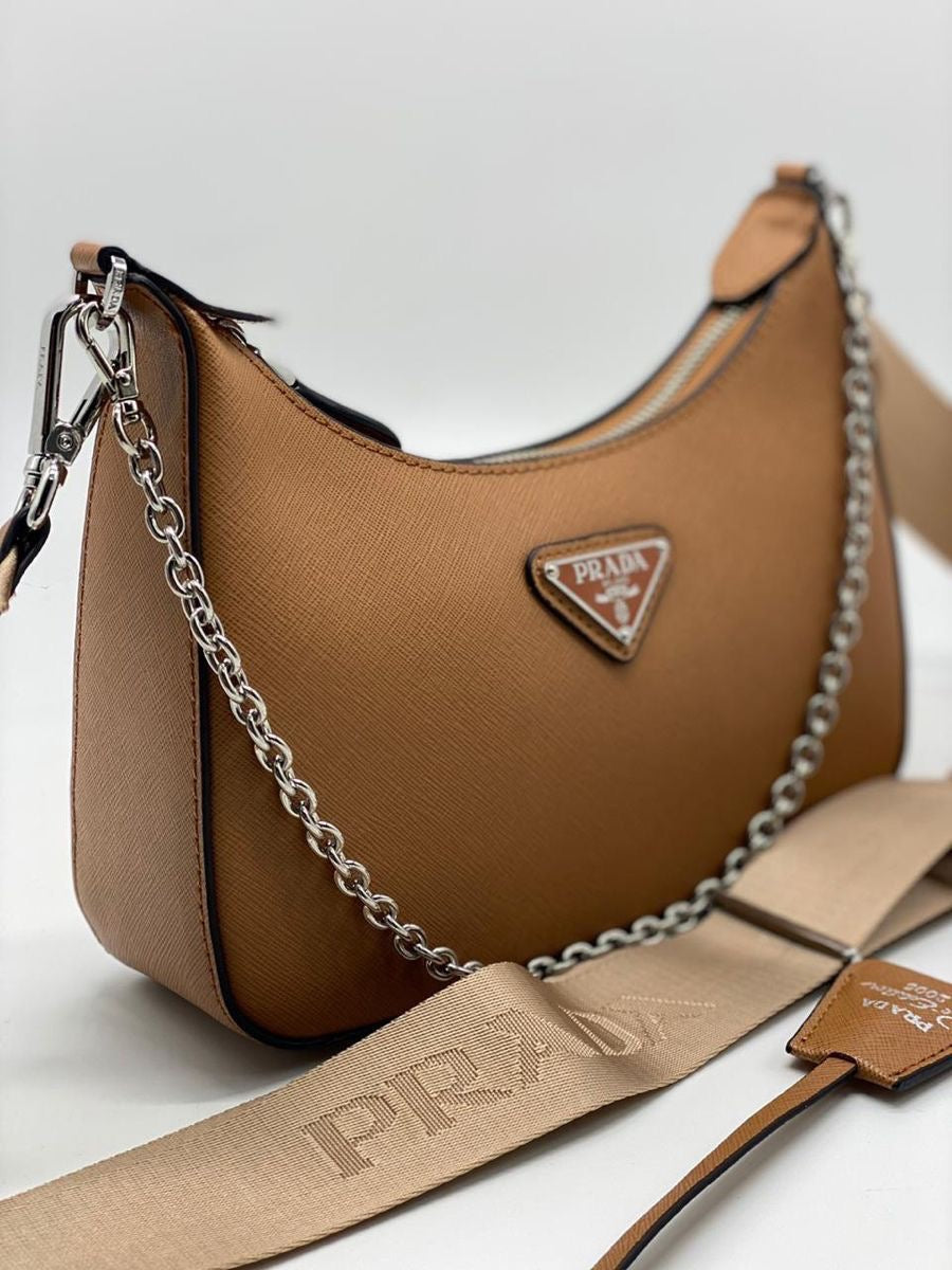 Prada Style Hobo – Caramelo con Cadena y Correa Bordada