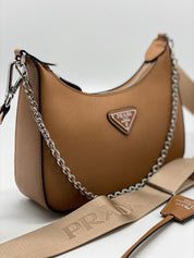 Prada Style Hobo – Caramelo con Cadena y Correa Bordada