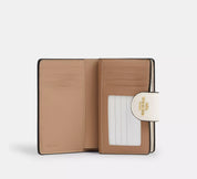 Coach Mila Small Flap Wallet Signature Canvas En Beige y Blanco