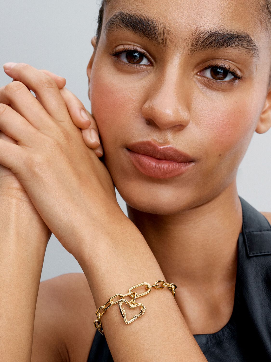 Charm Dorado Medallón Karol G Pandora ME