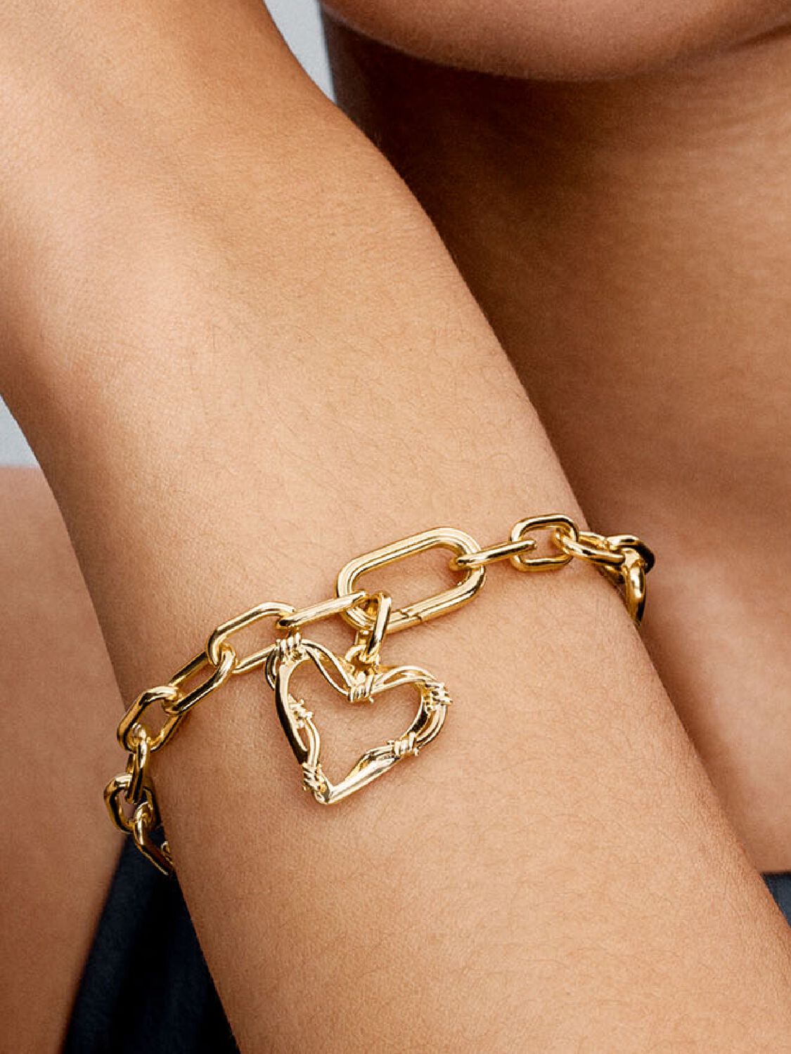 Charm Dorado Medallón Karol G Pandora ME