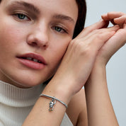 Charm Colgante Mono Móvil en Dos Tonos