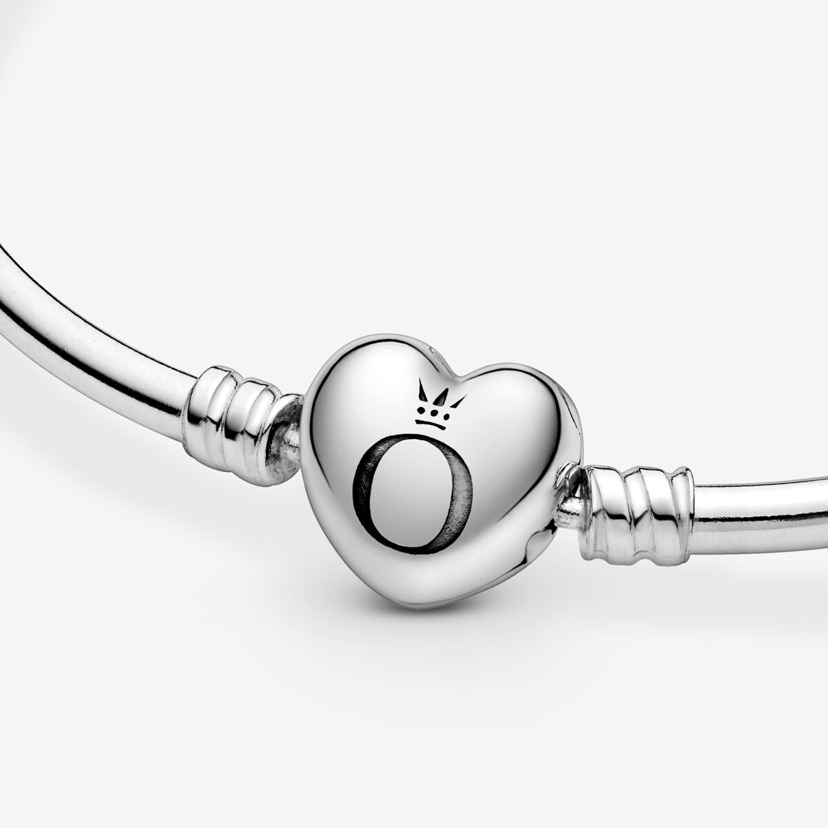 Pulsera rígida Moments en plata de ley con cierre Corazón para charms